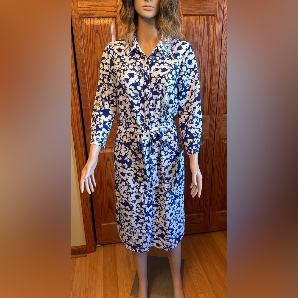 Monteau Los Angeles Women’s Dress Size Large Blue & White Floral Buttons